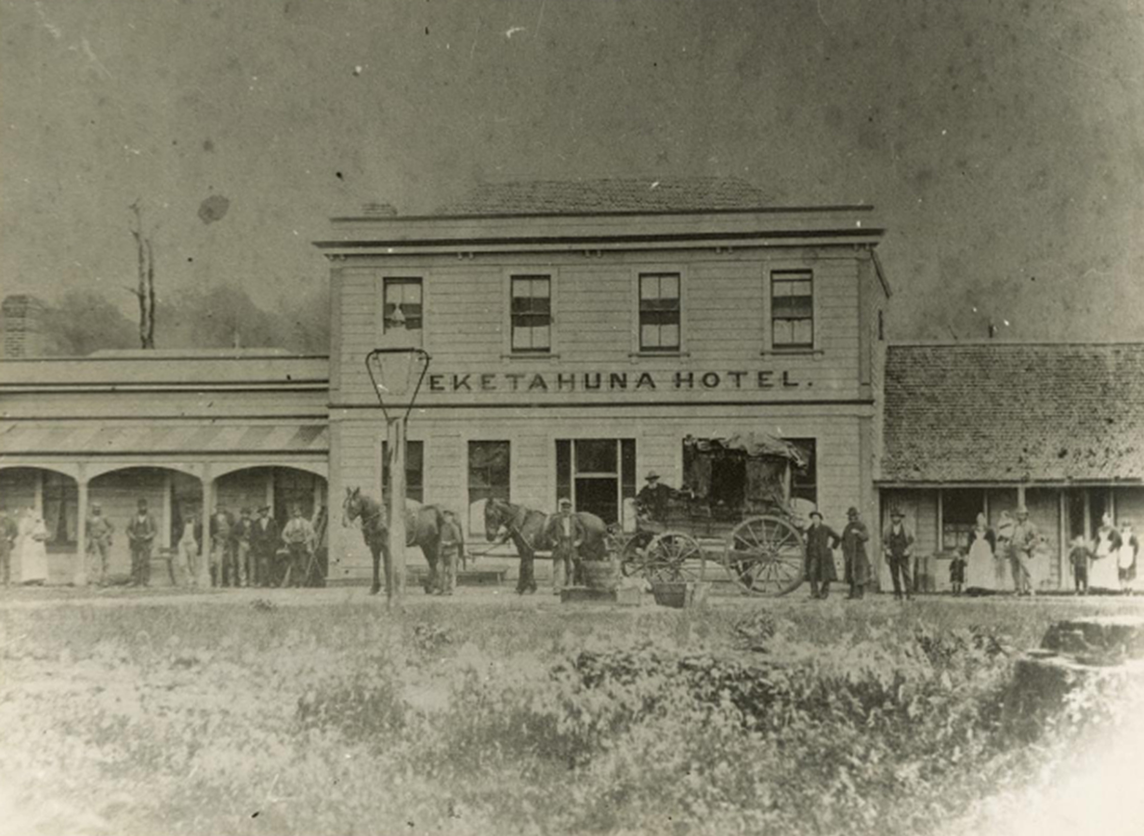 Photo of photos/Eketahuna Hotel 1870s